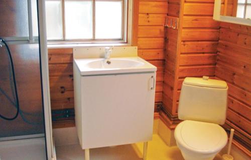 y baño con lavabo y aseo. en Lovely Home In Trosa With House Sea View en Trosa