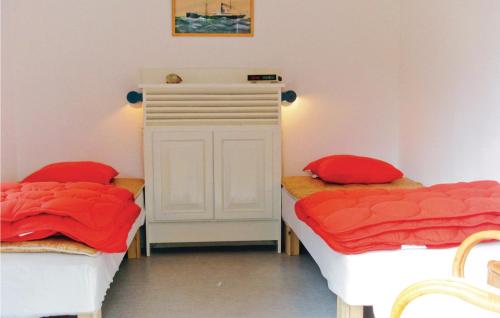 Un pat sau paturi într-o cameră la Lovely Home In Trosa With House Sea View