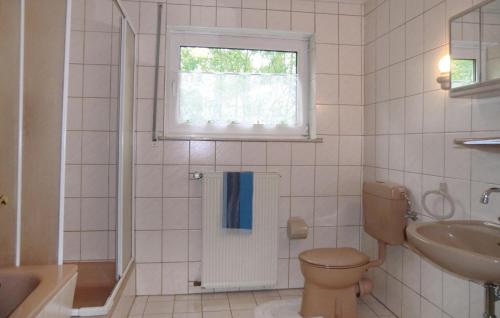 La salle de bains est pourvue de toilettes, d'un lavabo et d'une fenêtre. dans l'établissement Awesome Home In Ltzkampen With Wifi, à Welchenhausen