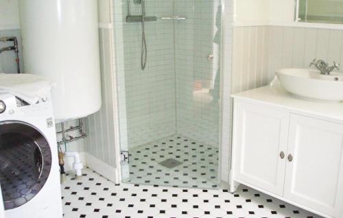y baño con ducha, lavabo y aseo. en Awesome home in Strngns with 2 Bedrooms and WiFi, en Sundby
