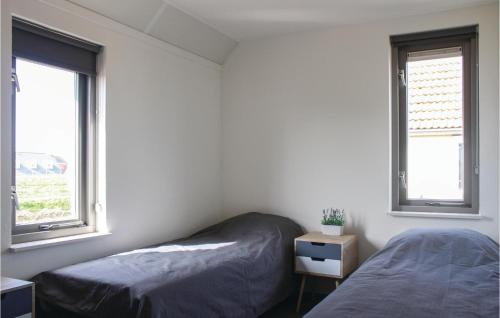 Postel nebo postele na pokoji v ubytování Gorgeous Home In Wemeldinge With Kitchen