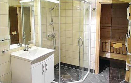 y baño con lavabo y ducha. en Amazing Apartment In Hemsedal With House A Mountain View, en Hemsedal