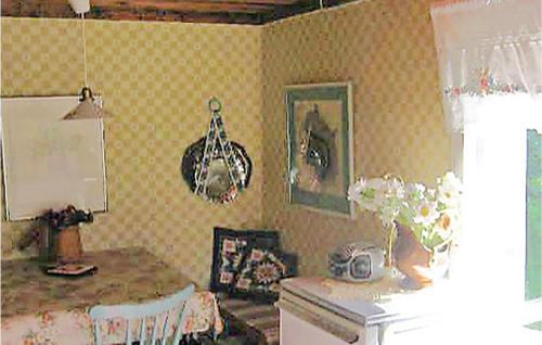 una sala de estar con una mesa y una habitación con una mesa y una habitación en Amazing Home In Hagfors en Hagfors
