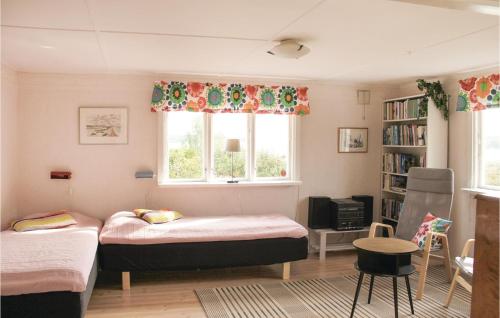 una camera con due letti e una finestra di 1 Bedroom Nice Home In Sturk a Ryd