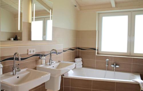 łazienka z 2 umywalkami i wanną w obiekcie Amazing Home In Dagebll With Wifi w mieście Dagebüll
