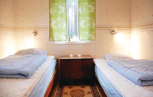 2 łóżka pojedyncze w pokoju z oknem w obiekcie 2 Bedroom Pet Friendly Home In rkelljunga w mieście Drakabygget