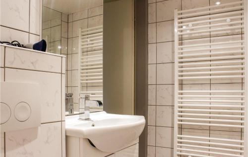 een badkamer met een witte wastafel en een spiegel bij Lovely Home In Bruinisse With Kitchen in Bruinisse