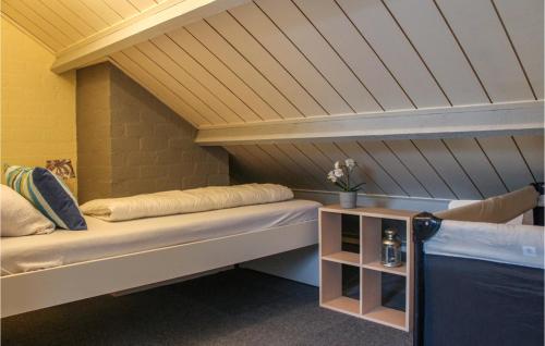 Een bed of bedden in een kamer bij Lovely Home In Bruinisse With Kitchen
