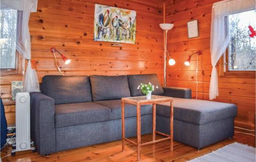 una sala de estar con un sofá y una mesa en 1 Bedroom Awesome Home In Torsås, en Torsås