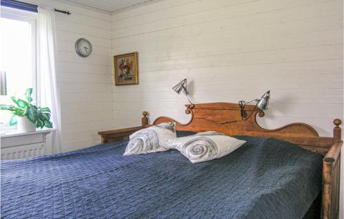 En eller flere senger på et rom på Beautiful home in Ljungby with 1 Bedrooms and WiFi