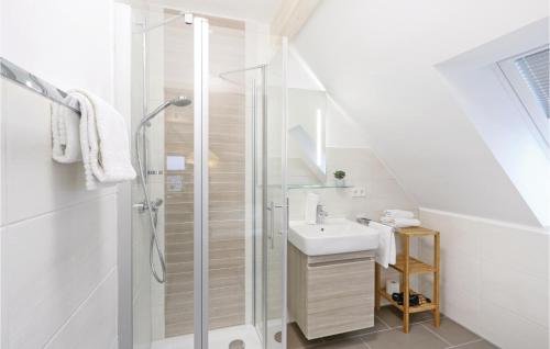 ダゲビュルにあるBeautiful Apartment In Dagebll With Kitchenの白いバスルーム(シャワー、シンク付)