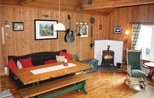 a living room with a couch and a table at Beautiful Home In Nordtveitgrend in Haugen