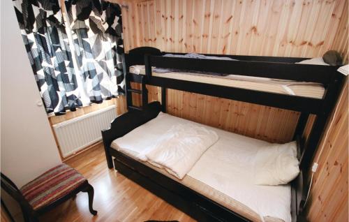 Krevet ili kreveti na sprat u jedinici u okviru objekta Nice Home In Sjusjen With House A Mountain View