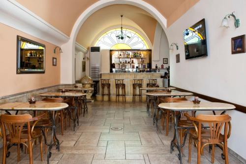 a restaurant with tables and chairs and a bar at Elizabeth Hotel in Athens