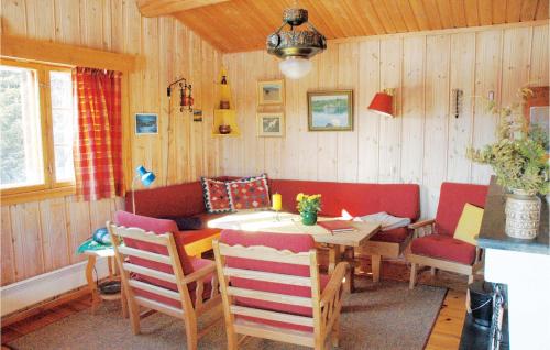 ein Esszimmer mit einem Tisch und Stühlen in der Unterkunft Mnebu in Tunhovd