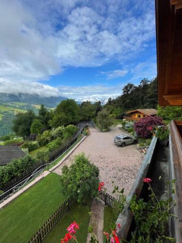 Aussicht vom Balkon eines Hauses mit Auto in der Unterkunft App. Eichenheim in Völs am Schlern