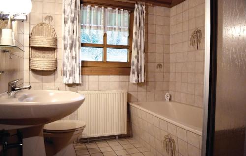 ein Badezimmer mit einem Waschbecken, einem WC und einer Badewanne in der Unterkunft Beautiful Home In Bodenfelde With 2 Bedrooms in Amelith