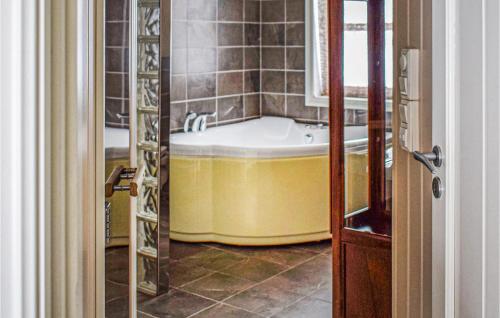 a bathroom with a bath tub in a room at Nice Home In Rauland With Sauna in Torvetjørn