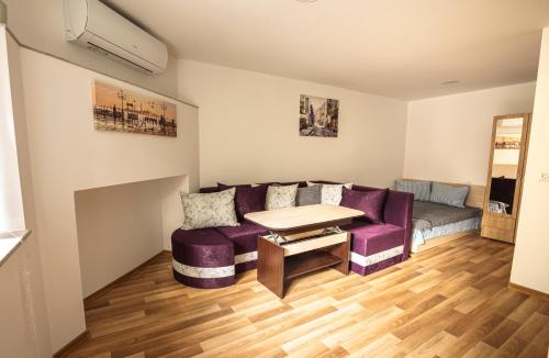uma sala de estar com um sofá e uma mesa em Apartment Cozy Home 3 em Ruse