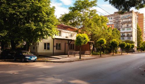 une rue avec une voiture garée à côté d'un bâtiment dans l'établissement Apartment Cozy Home 3, à Ruse