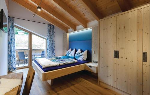 1 dormitorio con 1 cama en una habitación con ventana en Nice Apartment In Kartitsch With Kitchen, en Kartitsch