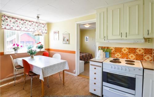 Ett kök eller pentry på 3 Bedroom Amazing Home In Vnersborg