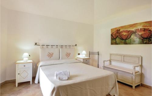 Tempat tidur dalam kamar di Gorgeous Apartment In S,teresa Di Gallura Ot With Kitchenette