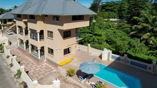 uma vista aérea de uma villa com piscina em Stone Self Catering Apartment em Grand'Anse Praslin