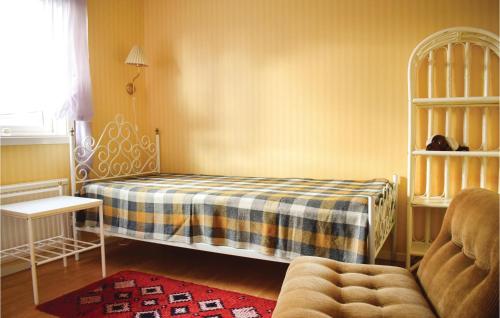 Dormitorio infantil con cama y silla en Awesome Home In Lttorp With Wifi en Löttorp