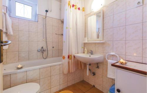 Koupelna v ubytování 2 Bedroom Cozy Apartment In Okrug Gornji