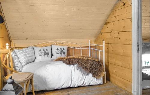 a bedroom with a bed in a log cabin at 3 Bedroom Lovely Home In Vikanes in Eikemo