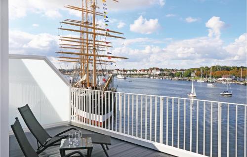 einen Balkon mit einem Schiff auf dem Wasser in der Unterkunft Priwallpromenade 2, Whg 11 in Travemünde