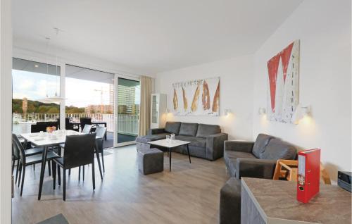 ein Wohnzimmer mit einer Couch und einem Tisch in der Unterkunft Priwallpromenade 2, Whg 11 in Travemünde