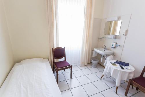 Un pat sau paturi într-o cameră la Stadthof Budget Hotel Basel City Center