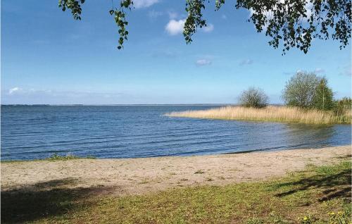 a large body of water with some grass and a beach at Beautiful Home In Fuhlendorf With Wifi in Fuhlendorf