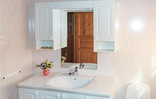 a bathroom with a sink and a mirror at Stunning Home In Varaldsy With 3 Bedrooms And Wifi in Gjuvsland