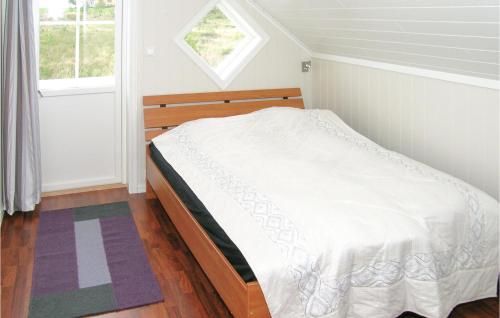 Ce lit se trouve dans une petite chambre dotée d'une fenêtre. dans l'établissement Sandshamn, à Sandshamn