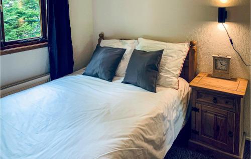 a bedroom with a bed with blue pillows and a table at Chalet 46 in Hattemerbroek
