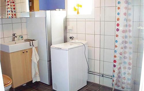La petite salle de bains est pourvue d'un réfrigérateur et d'un évier. dans l'établissement Lovely Home In Gnesta With Wifi, à Gnesta