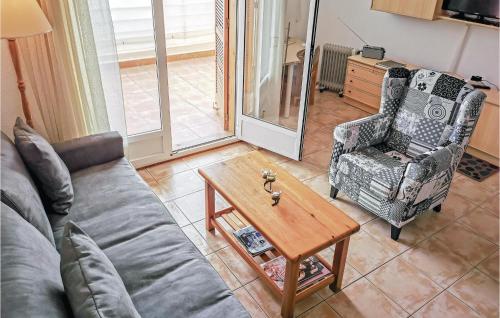 マサロンにあるNice Apartment In Mazarrón With Wifiのソファとテーブルと椅子のあるリビングルーム