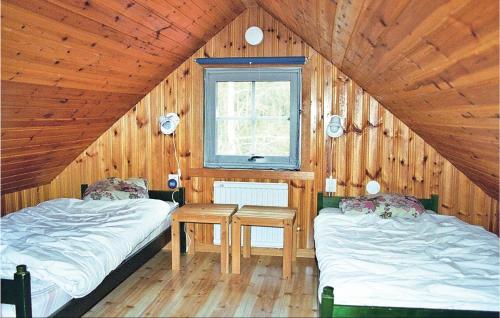 - une chambre avec 2 lits et une fenêtre dans une cabine dans l'établissement Stunning Home In Kristdala With Kitchen, à Malghult
