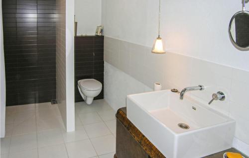 Kylpyhuone majoituspaikassa Awesome Home In Nowe Warpno With 2 Bedrooms