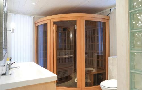 SjusjøenにあるSjusjen-pihl 89のバスルーム(トイレ付)、木製キャビネットが備わります。