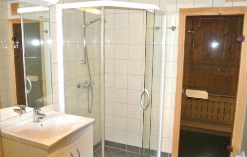 a bathroom with a shower and a sink at Awesome Apartment In Hemsedal With 3 Bedrooms, Sauna And Wifi in Hemsedal