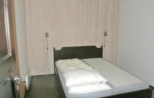 Un pat sau paturi într-o cameră la Stunning Apartment In Hemsedal With Wifi