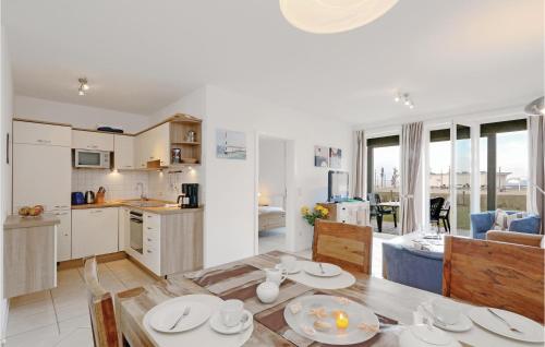 Una cocina y una sala de estar con mesa y sillas. en 2 Bedroom Gorgeous Apartment In Rechlin, en Rechlin