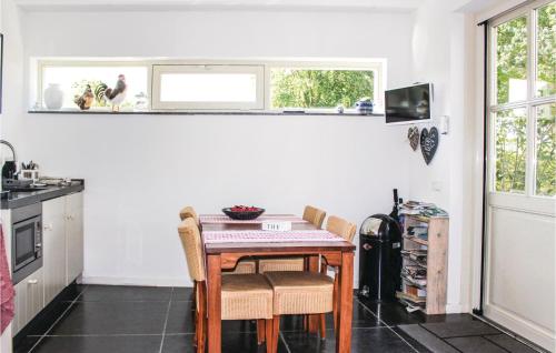 ドンヘンにあるAmazing Home In Dongen With Kitchenの部屋にテーブルと椅子のあるキッチン