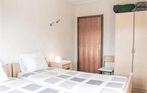 ein Schlafzimmer mit einem Bett, einem Schrank und einer Tür in der Unterkunft Stevenshof in Loerbeek