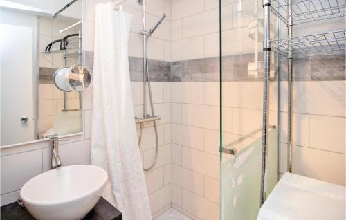 uma casa de banho com um chuveiro, um WC e um lavatório. em Beautiful Apartment In Ste With Kitchen em Mèze