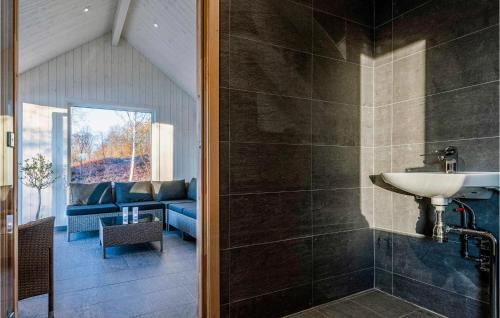Ένα μπάνιο στο Stunning Home In Holmsj With Kitchen